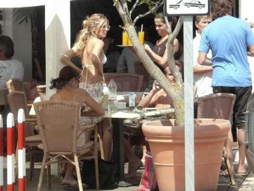 Сиенна Миллер нежничает на Ибице