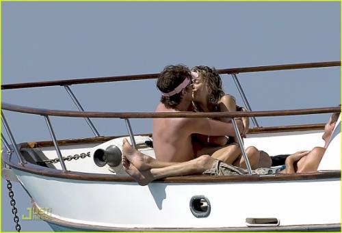 Сиенна Миллер нежничает на Ибице