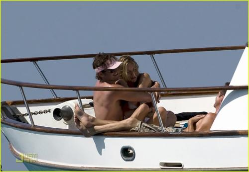 Сиенна Миллер нежничает на Ибице