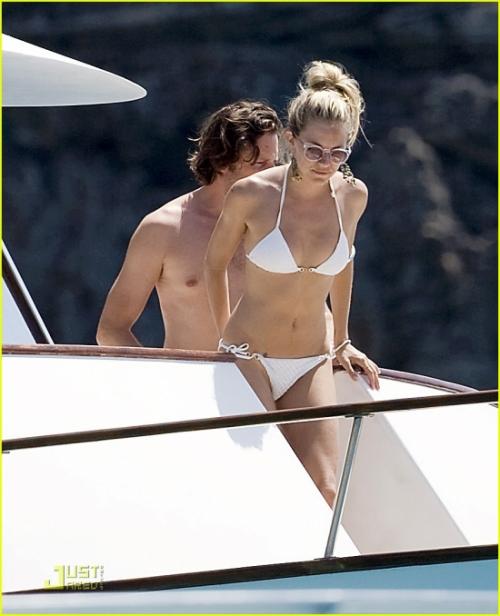 Сиенна Миллер нежничает на Ибице