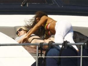 Леди ГаГа зажала девушку в бикини