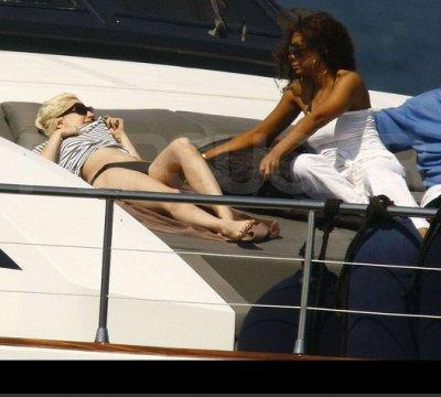 Леди ГаГа зажала девушку в бикини