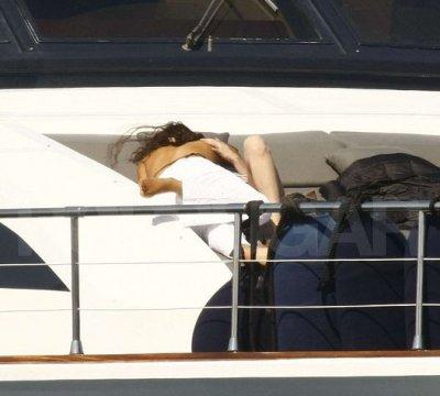 Леди ГаГа зажала девушку в бикини