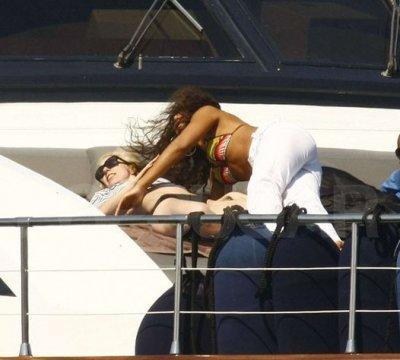 Леди ГаГа зажала девушку в бикини