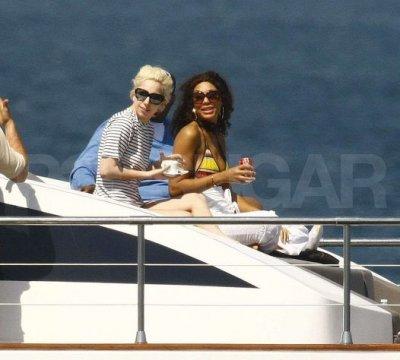 Леди ГаГа зажала девушку в бикини