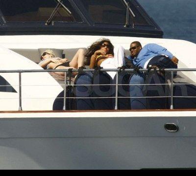 Леди ГаГа зажала девушку в бикини