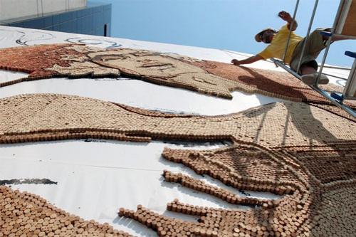 Художник создает панно из 300 тысяч винных пробок