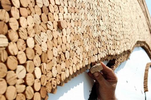 Художник создает панно из 300 тысяч винных пробок