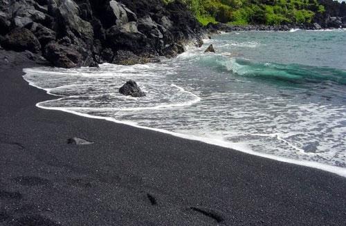 Топ-5 пляжей с необычным песком