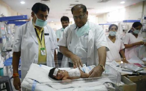 Хирурги отрезали выросшую на животе новорожденной голову