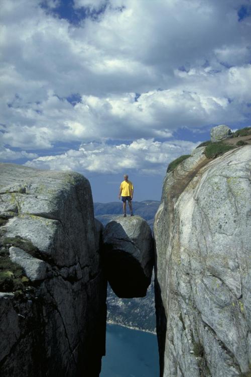 Кьерагболтен — камень, застрявший между скал