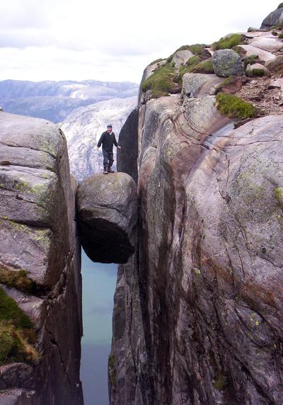 Кьерагболтен — камень, застрявший между скал