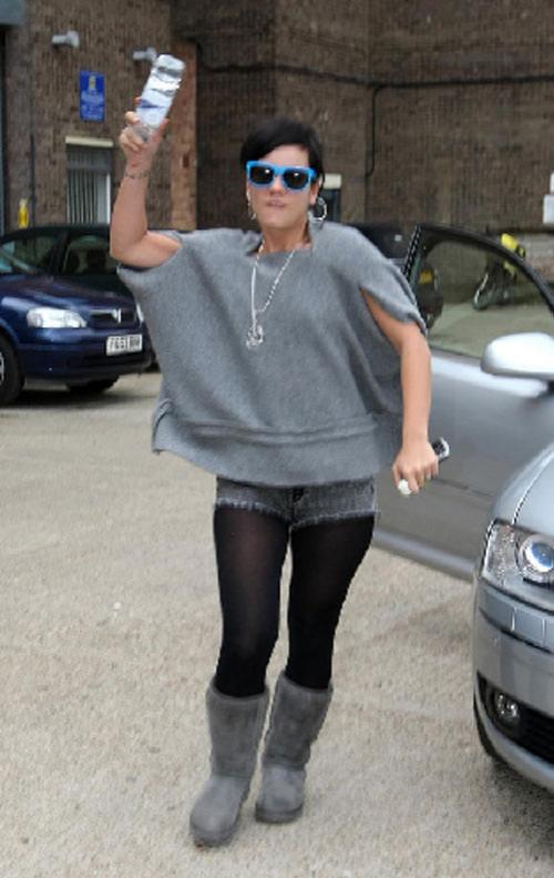 Лили Аллен напала на фотографа