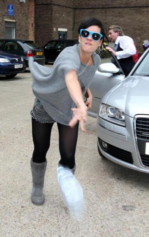 Лили Аллен напала на фотографа