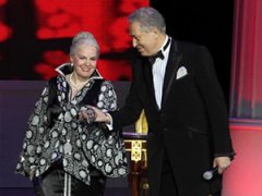 Элине Быстрицкой подарили песни, розу и сердце