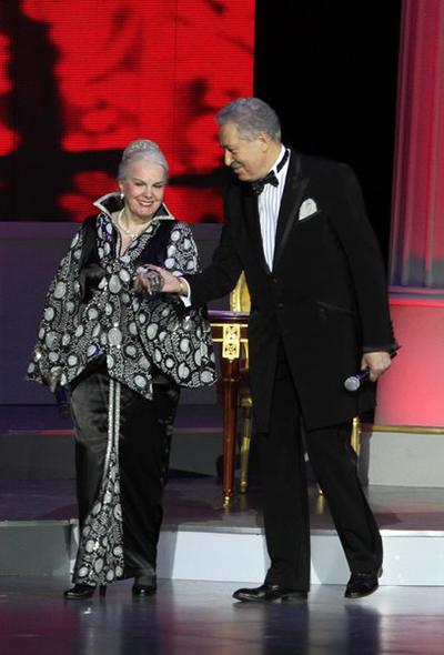 Элине Быстрицкой подарили песни, розу и сердце