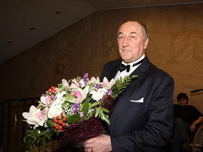 Элине Быстрицкой подарили песни, розу и сердце