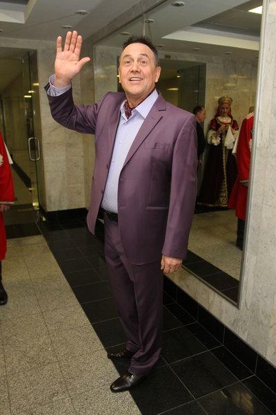 Элине Быстрицкой подарили песни, розу и сердце