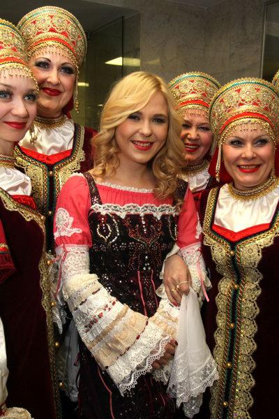 Элине Быстрицкой подарили песни, розу и сердце