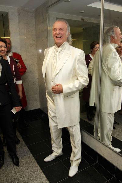 Элине Быстрицкой подарили песни, розу и сердце