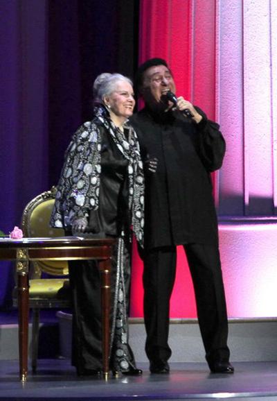 Элине Быстрицкой подарили песни, розу и сердце