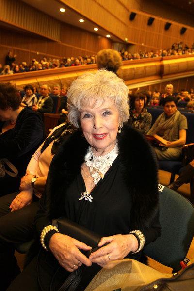 Элине Быстрицкой подарили песни, розу и сердце