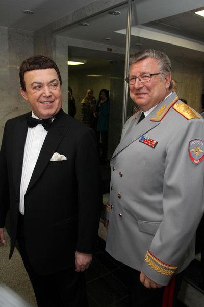 Элине Быстрицкой подарили песни, розу и сердце