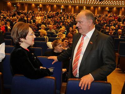 Элине Быстрицкой подарили песни, розу и сердце