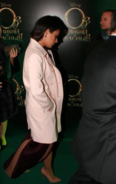 Мила Кунис разделась перед камерами