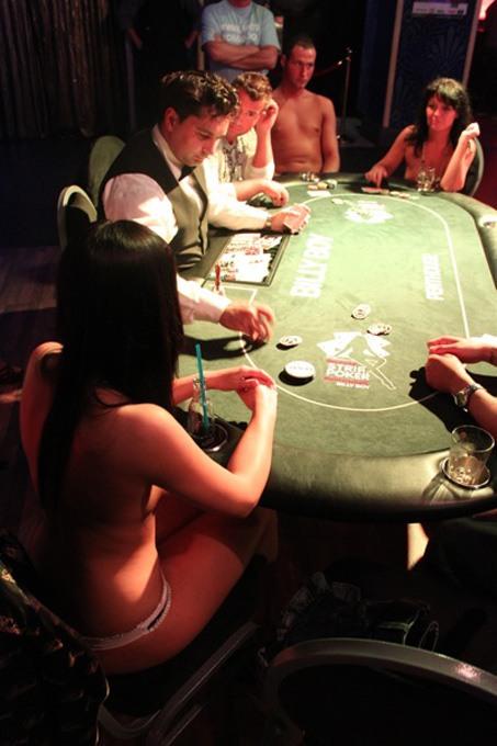 В Германии прошел чемпионат по покеру на раздевание