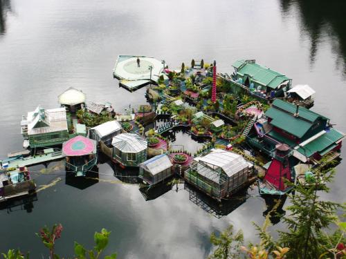 Супруги из Канады за 20 лет построили плавучий остров своей мечты