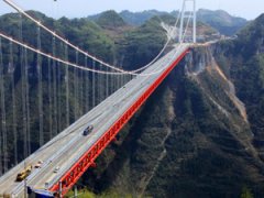 Китайцы построили самый длинный в мире мост через пропасть