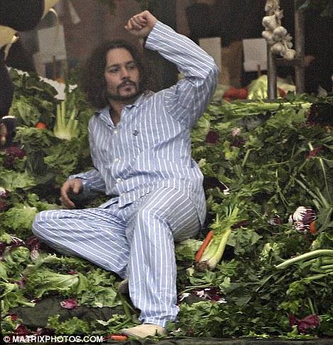 Джонни Депп выпрыгнул в пижаме из окна