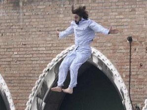 Джонни Депп выпрыгнул в пижаме из окна