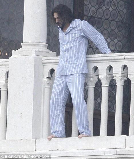 Джонни Депп выпрыгнул в пижаме из окна