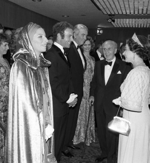 Королева Елизавета II и её голливудские подданные