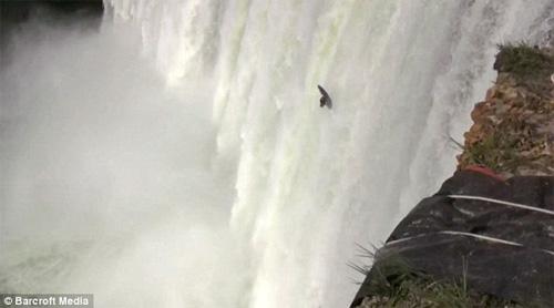 Каякер сплавился по водопаду  с сорокаметровой высоты