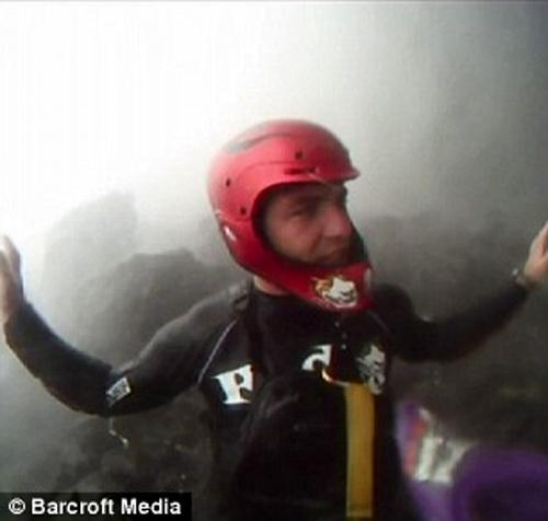 Каякер сплавился по водопаду  с сорокаметровой высоты