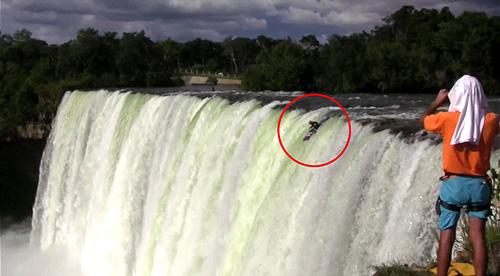 Каякер сплавился по водопаду  с сорокаметровой высоты