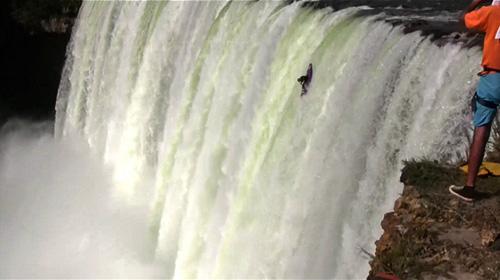 Каякер сплавился по водопаду  с сорокаметровой высоты