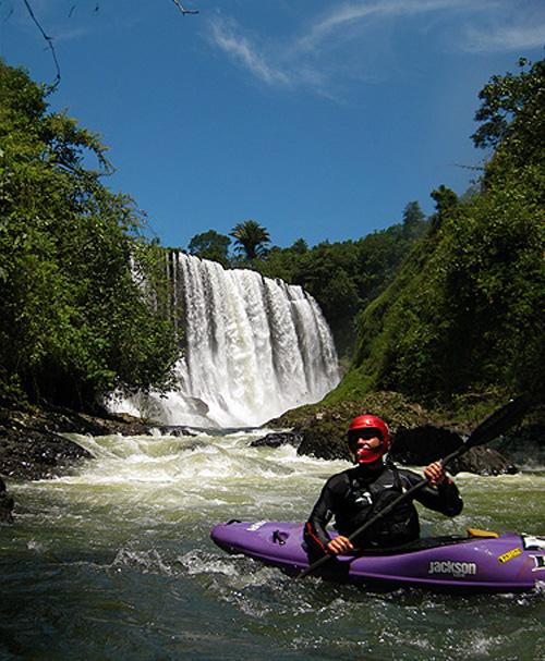 Каякер сплавился по водопаду  с сорокаметровой высоты