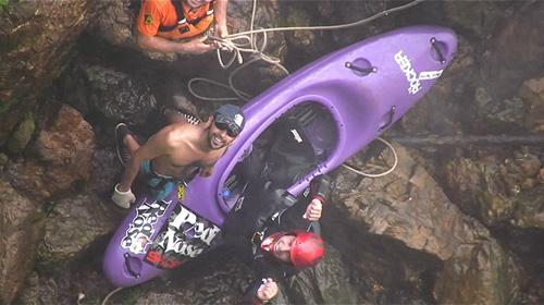 Каякер сплавился по водопаду  с сорокаметровой высоты