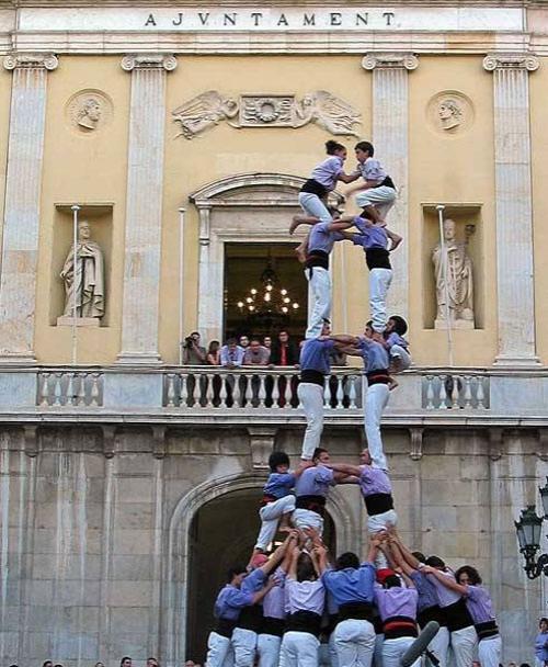 В Испании построили замки из человеческих тел