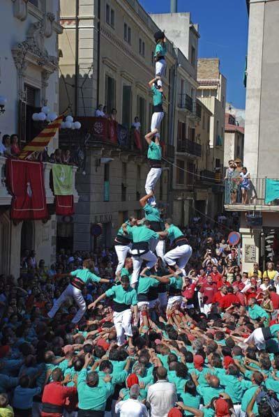 В Испании построили замки из человеческих тел