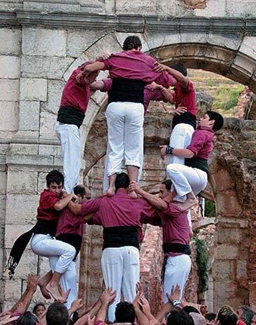 В Испании построили замки из человеческих тел