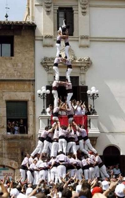 В Испании построили замки из человеческих тел