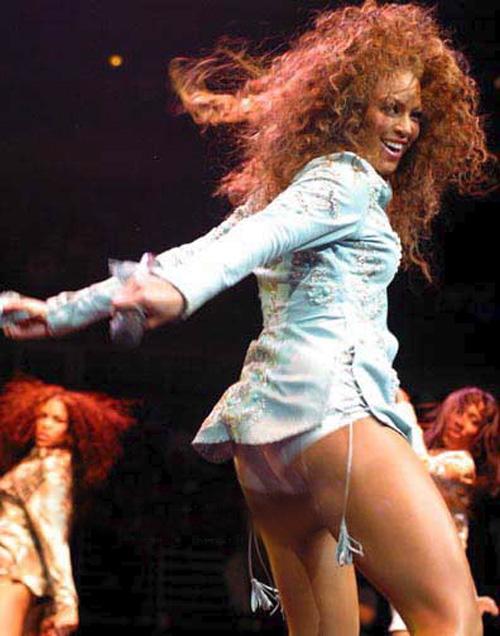 Раздеться до трусов: смелые наряды звезд