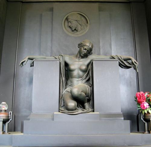 Одно из самых помпезных кладбищ мира