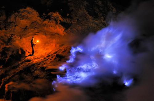 Кавах Льен ночью: неземные пейзажи шахтерских буден