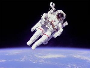 Астронавт оторвался от космического корабля
